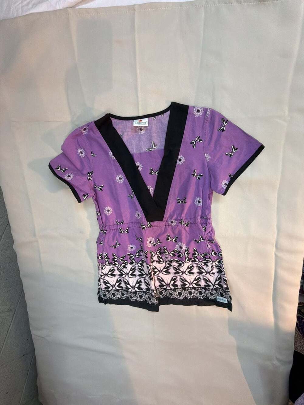Peaches Uniforms Women's Butterfly Print V-Neck Scrub Top Purple Black Size XS